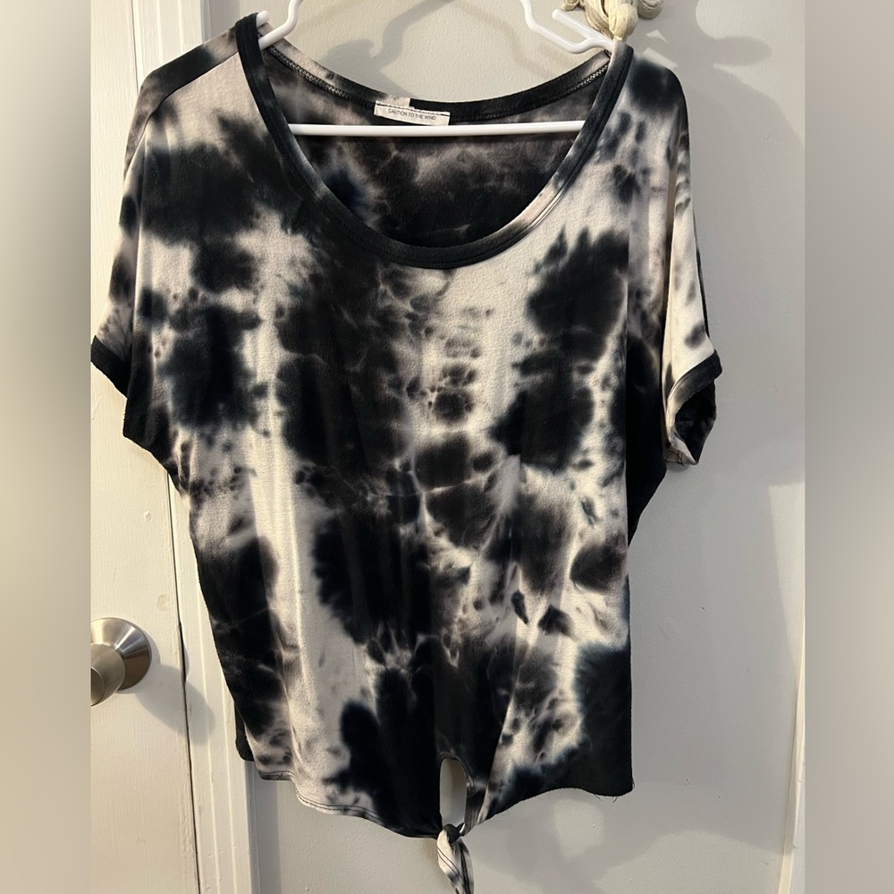 Tie dye, t-shirt like fit with tie knot front